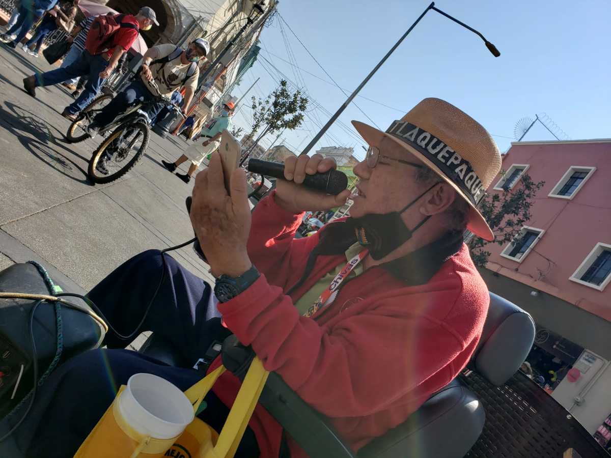 Alberto Velazco canta su canción favorita, "Volver Volver" frente a la estatua del 'Chente' (Diana Barajas)