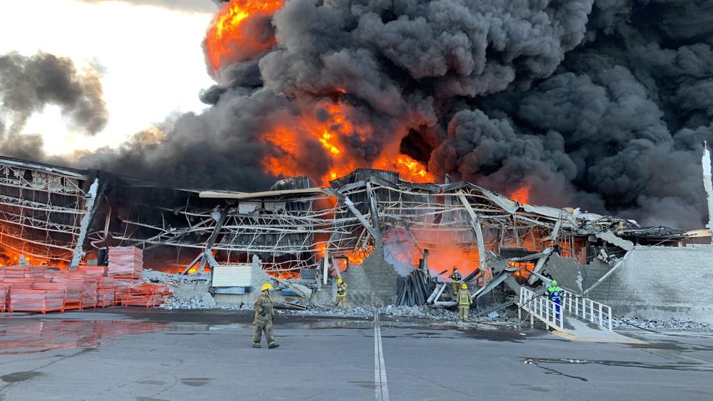 Bomberos trabajando en el incendio del Parque Industrial Diamante. Foto: Especial