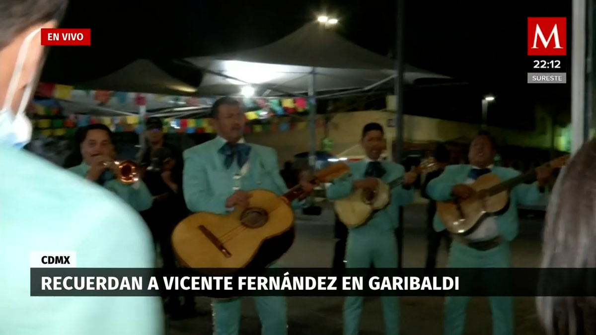 Capitalinos realizan homenaje a Vicente Fernández en Plaza Garibaldi