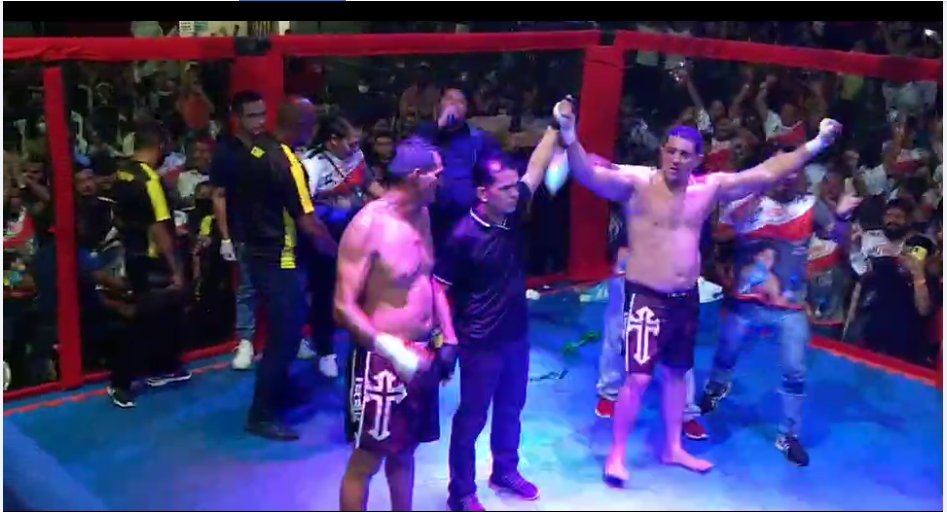 El ex concejal y el alcalde se subieron al ring para pelarse entre ellos. (Twitter)