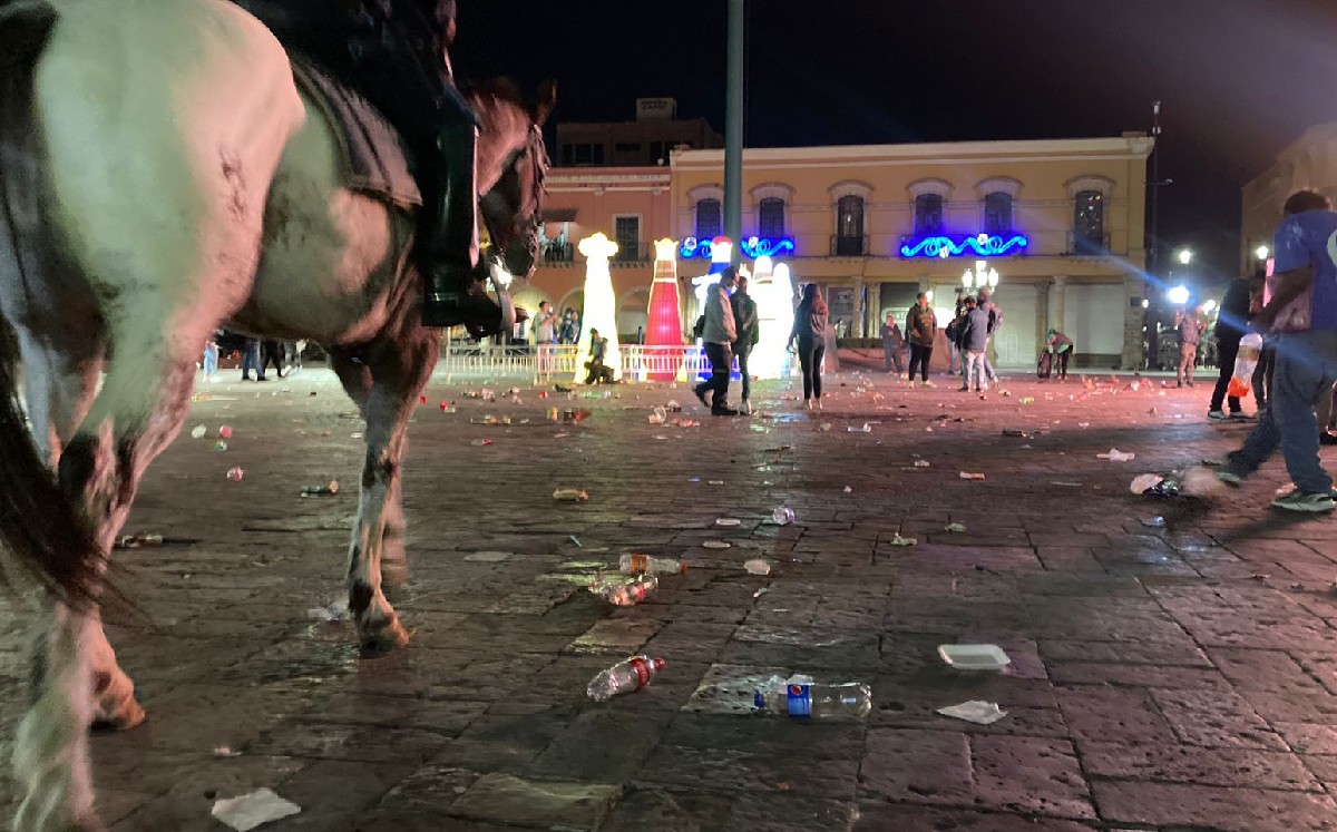 Dejan basura aficionados del León en la plaza principal / Wendoline Adame