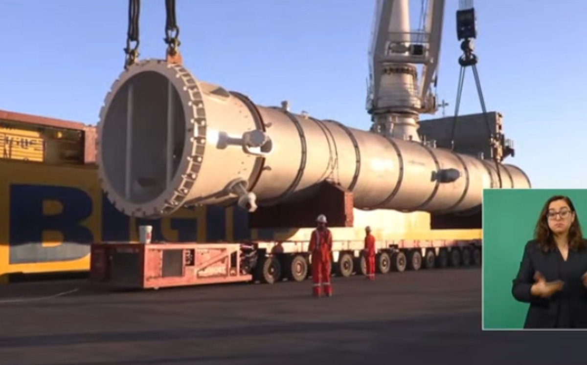 Se realizó la descarga de estos equipos de 278 mil 800 kilogramos de peso, informó la Sener. ESPECIAL
