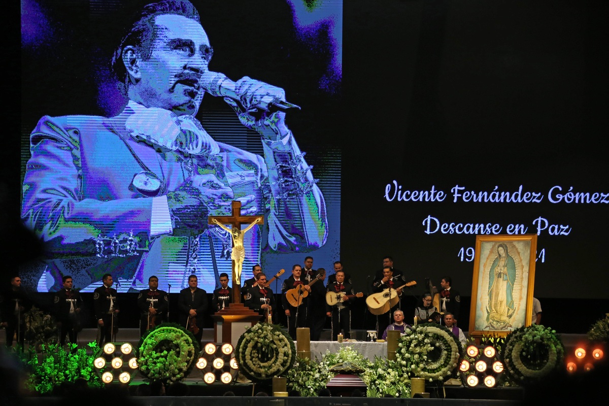 Despiden a Vicente Fernández con la interpretación de 'Volver, volver' (Fernando Carranza)