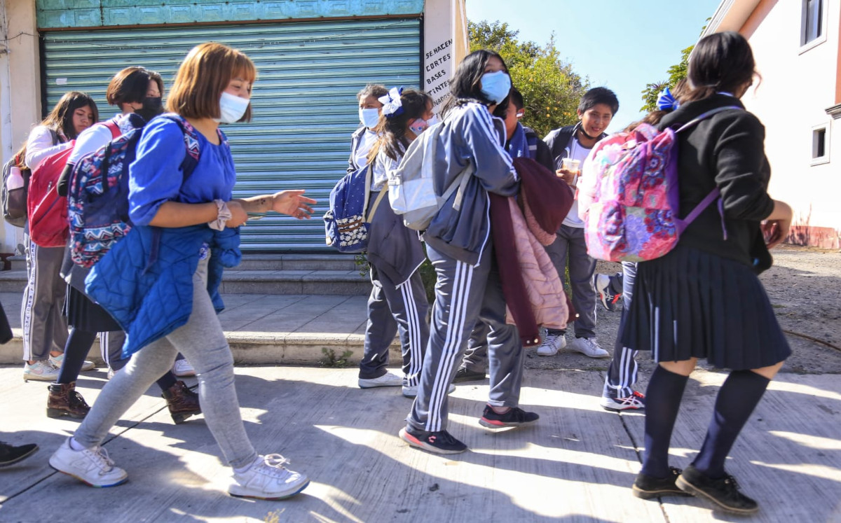 Estudiantes se dirigen a casa tras concluir el horario de clases | Andrés Lobato