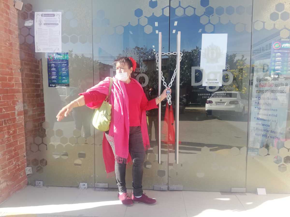 Maestros jubilados y pensionados del sector 44 de SNTE exigen el pago de su aguinaldo.| Isis Rábago
