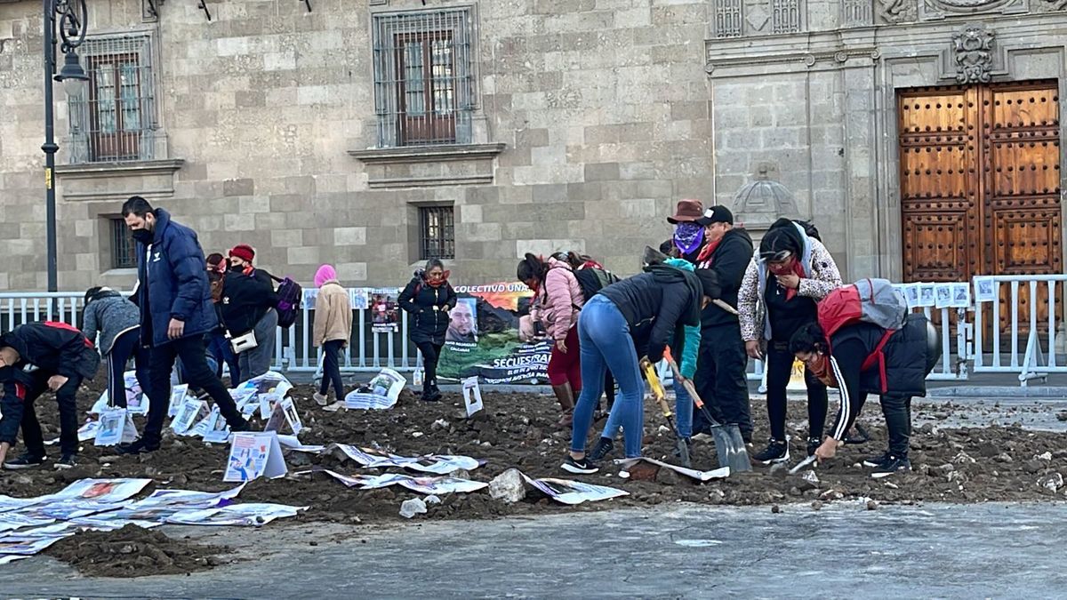 Manifestantes instalan 'fosa clandestina' frente a Palacio Nacional | Ramón Ramírez