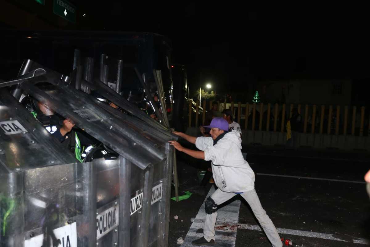 Migrantes se enfrentan con policías de la CdMx | Javier Ríos