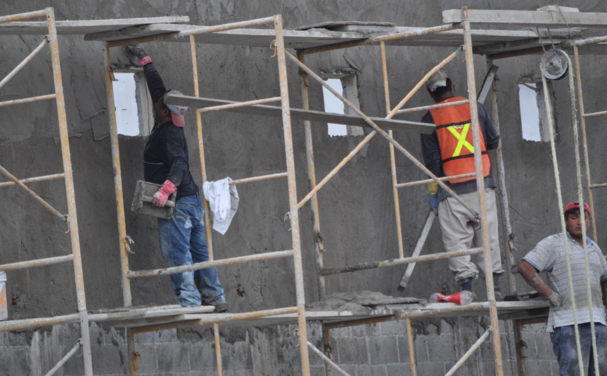 Trabajadores en la industria de la construcción en Tamaulipas.