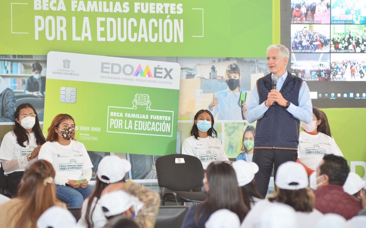 “Estamos entregando 28 mil becas para que sigan estudiando y para que continúen con sus estudios". (Especial)