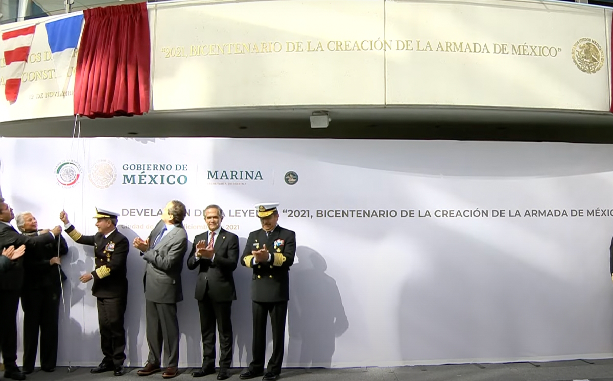 Los funcionarios develaron la frase colocada en el Patio del Federalismo del Senado. | Especial