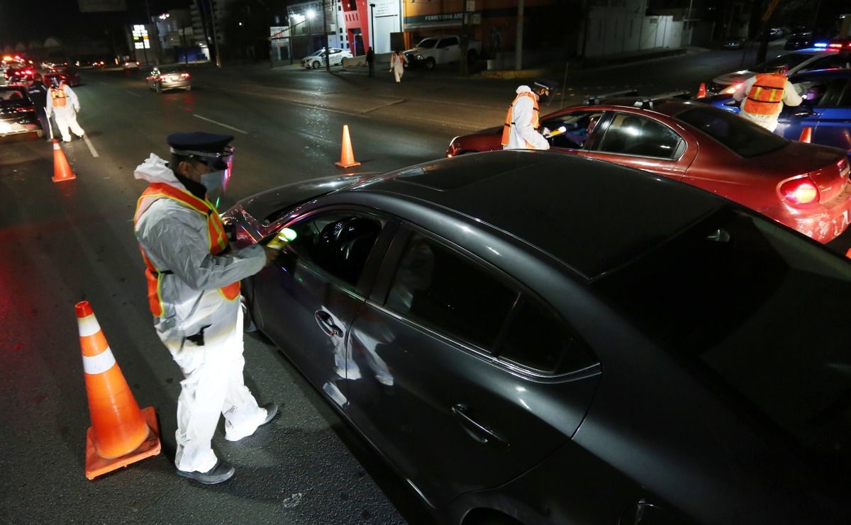 El gobierno de Monterrey hizo un llamado a la ciudadanía a no mezclar el alcohol y el volante. Foto: Roberto Alanís