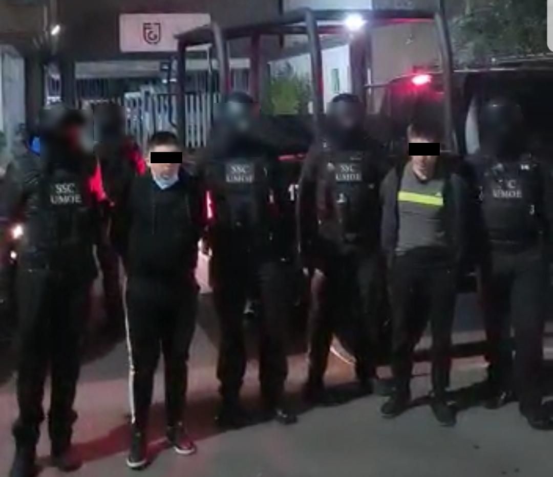 Los hombres fueron detenidos en posesión de diversas dosis de droga.