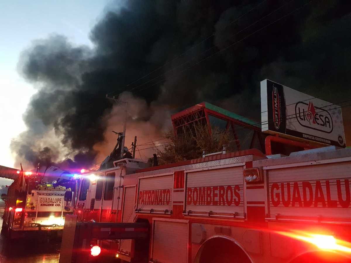 Incendio de bodega de aceites en San Nicolás, Nuevo León. Foto: Especial.