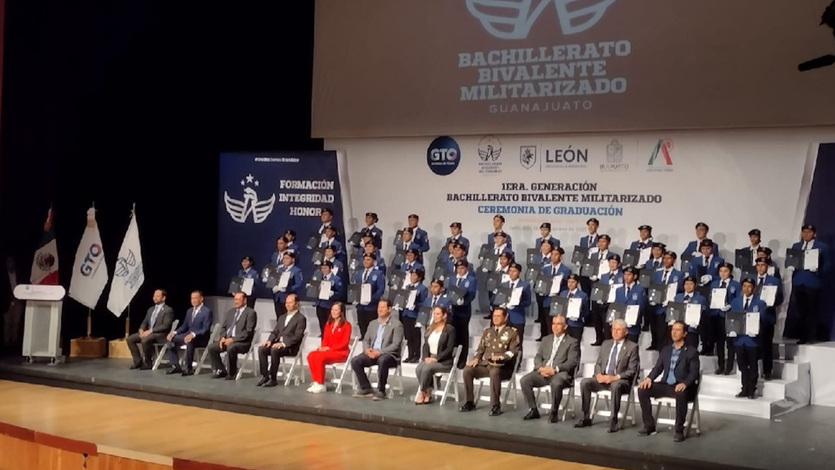 Llevan a cabo primer graduación del Bachillerato Militarizado, en Guanajuato