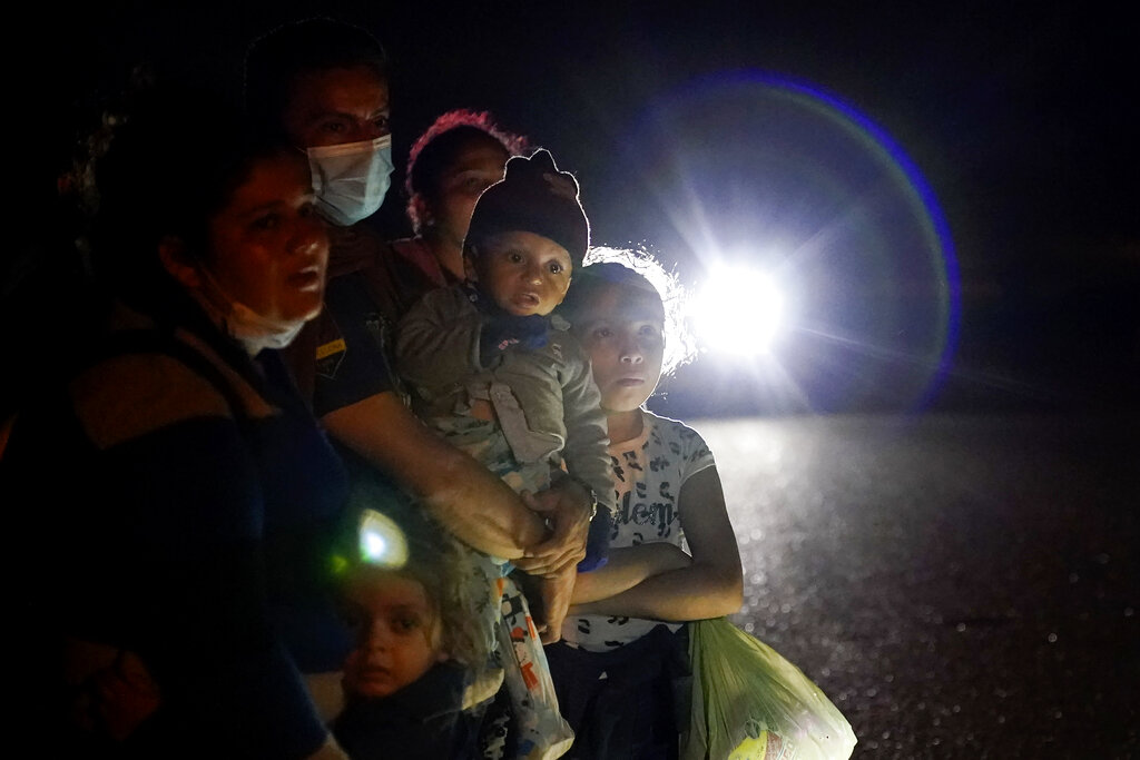 Los migrantes seguirán sujetos a la política migratoria de Permanezcan en México por órdenes de jueces. (AP)