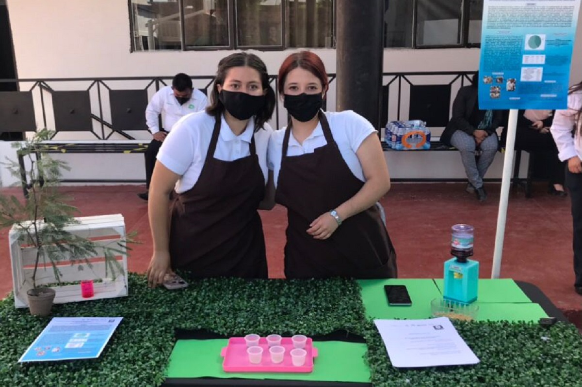 Mónica Lizeth Gallegos Ramírez e Iris Ileana Vargas Proo, representantes de Coahuila y México para ExpoCiencias Ecuador. (cortesía)