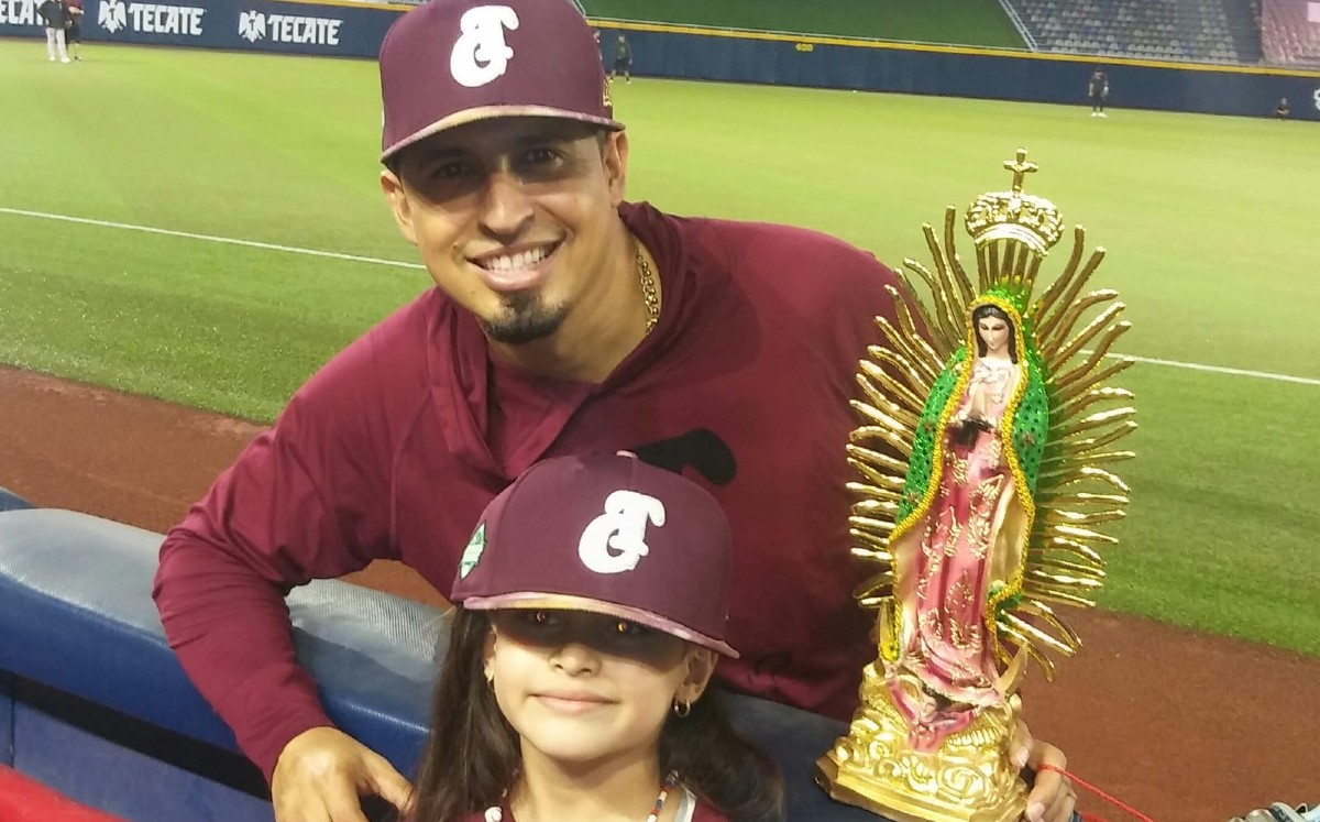 Ramiro Peña, de Tomateros, recibe tierno regalo de niña aficionada de Sultanes (Cortesía)