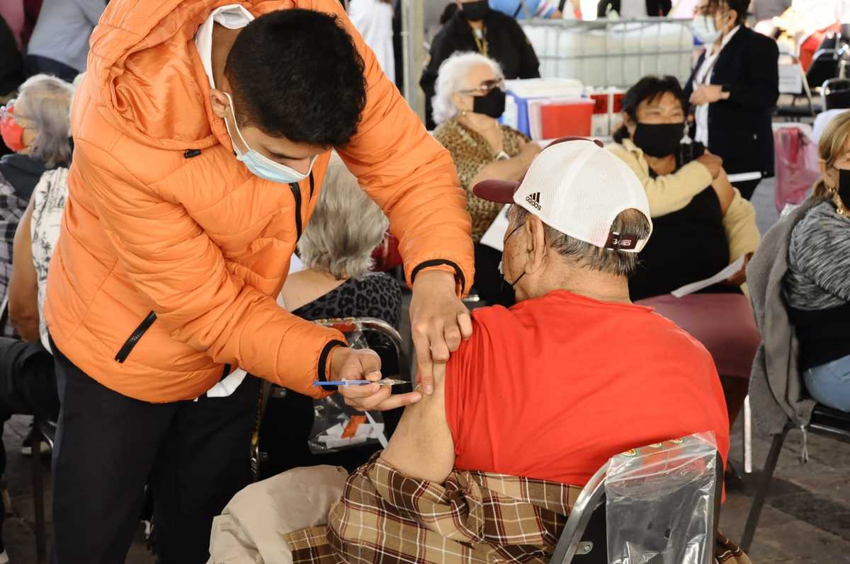 Vacunación covid para adultos mayores en Nuevo León. Foto: Raúl Palacios.