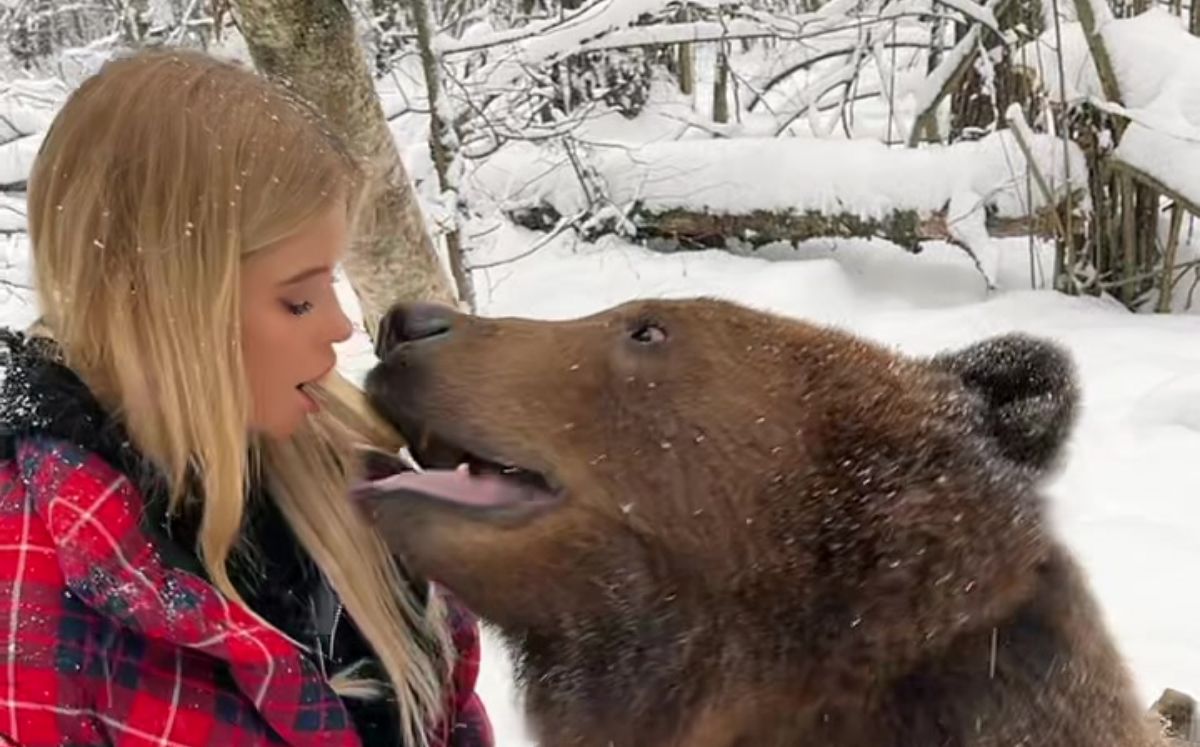 Alla Bruletova mostró su amistad con un oso en video corto (TikTok).