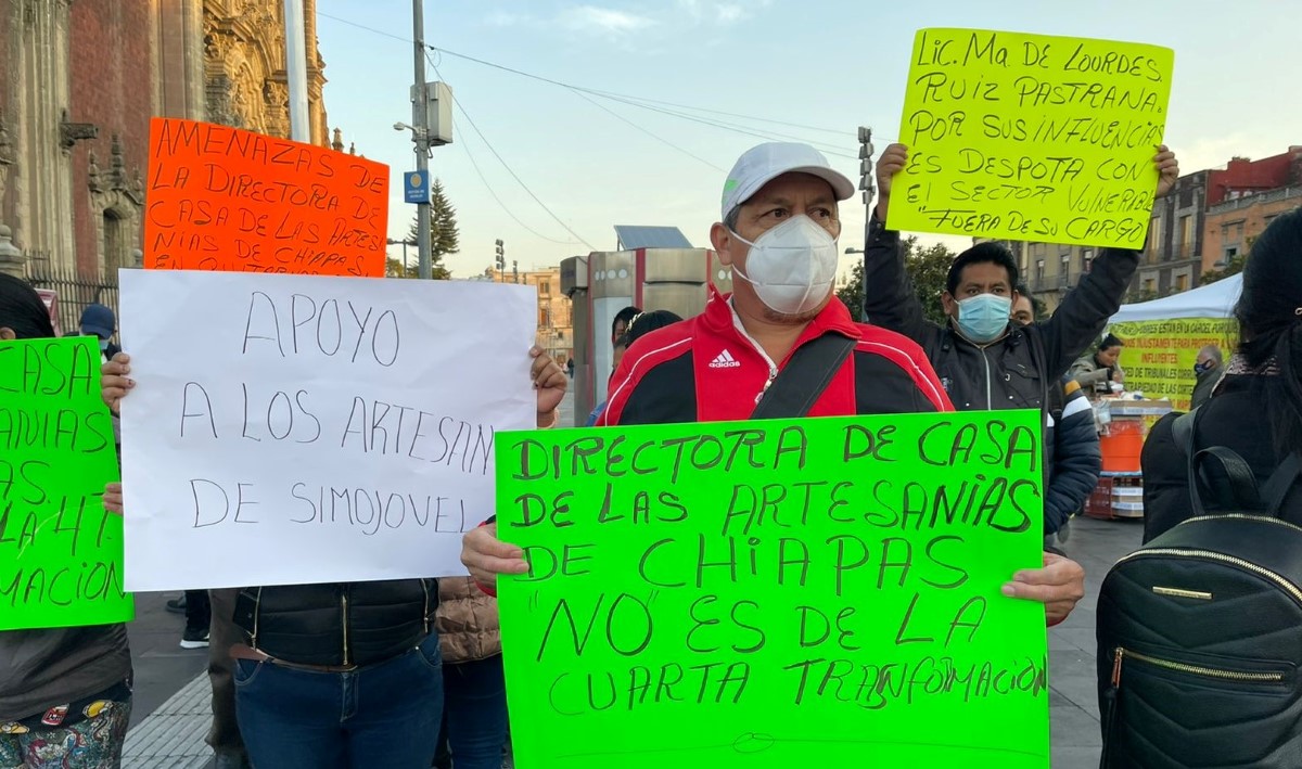 Los artesanos protestan frente al Palacio Nacional en CdMx. | César Velázquez
