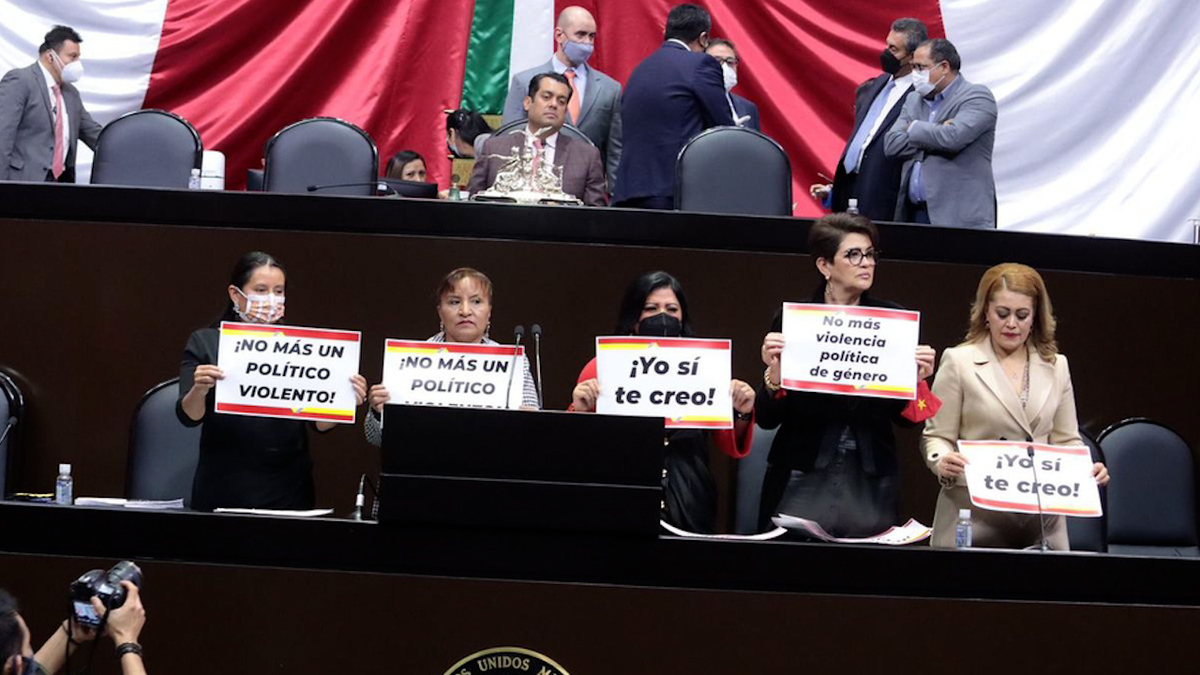 Diputadas del PT toman tribuna; exigen no tomar protesta a panista acusado de violación