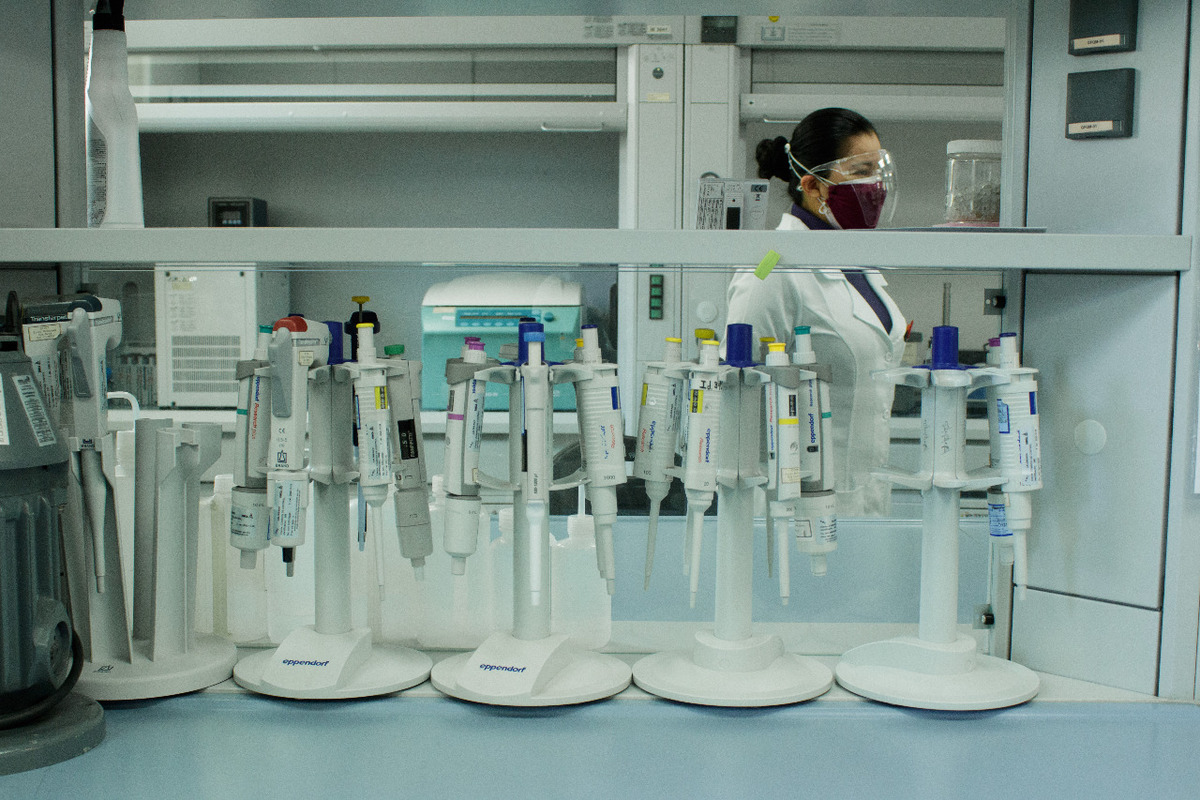 El laboratorio realiza más de 420 metodologías analíticas microbiológicas t fisicoquímicas, entre otras. (Twitter: @COFEPRIS)