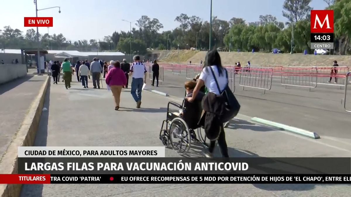 Largas filas de vacunación anticovid para adultos mayores en CDMX