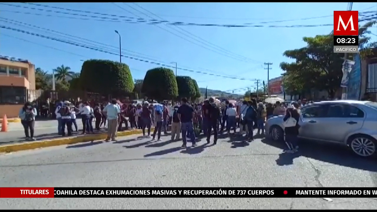 Protestan maestros en Congreso de Guerrero