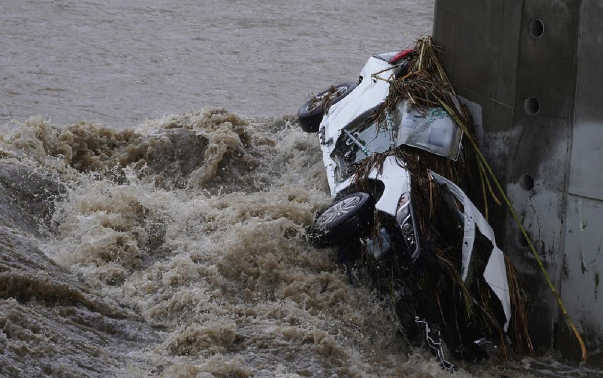 Vehículo sumergido en el río Los Ángeles, 14 de diciembre de 2021. | AP