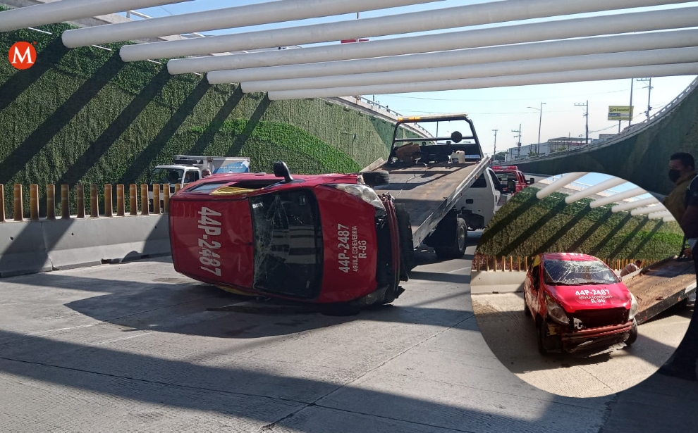 Carro de transporte público sufre volcadura en paso desnivel de Tampico (Noel Vergara)