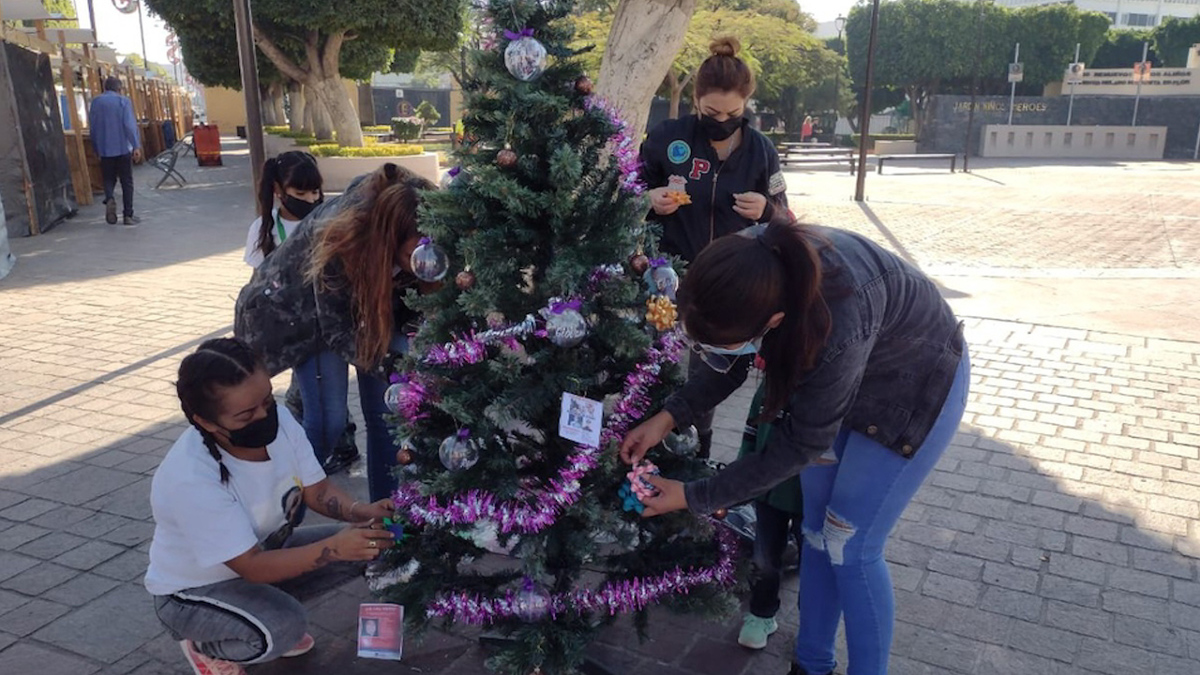 Colectivo adorna árbol de navidad en León para recordar a personas desaparecidas