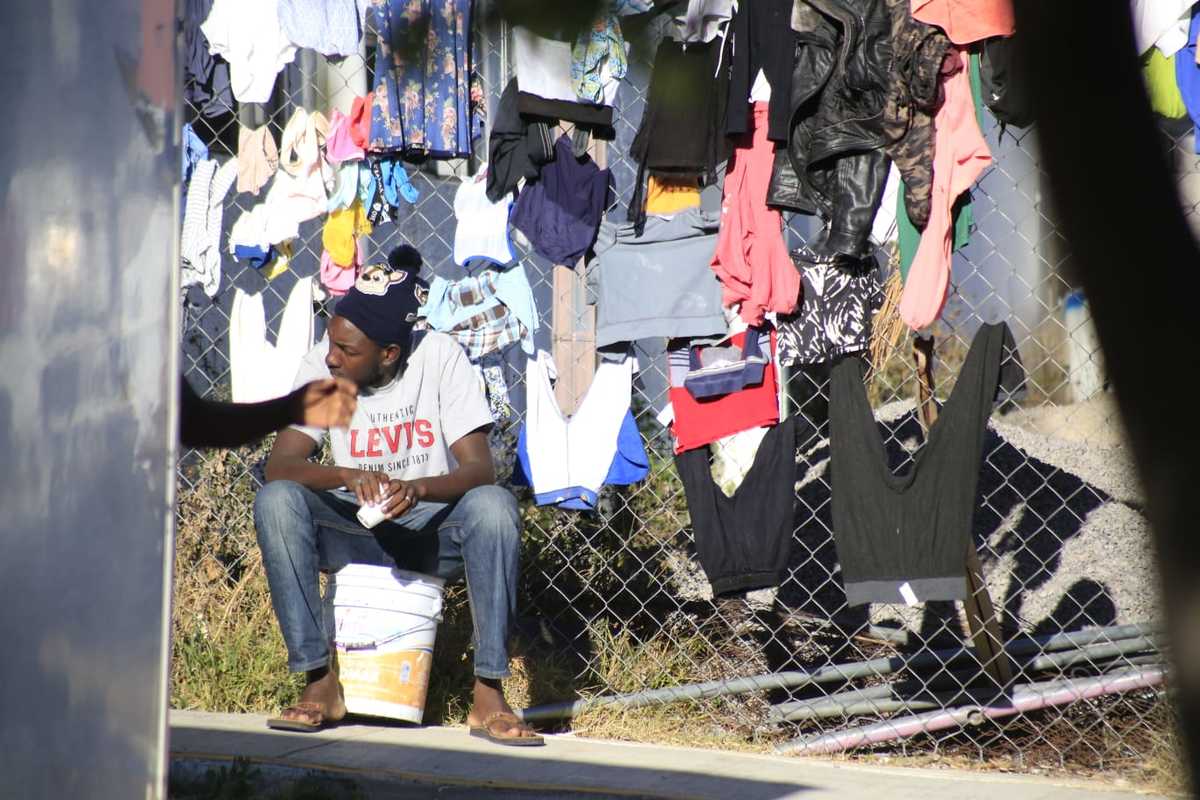 Grupos de migrantes continúan llegando al polideportivo Xonaca