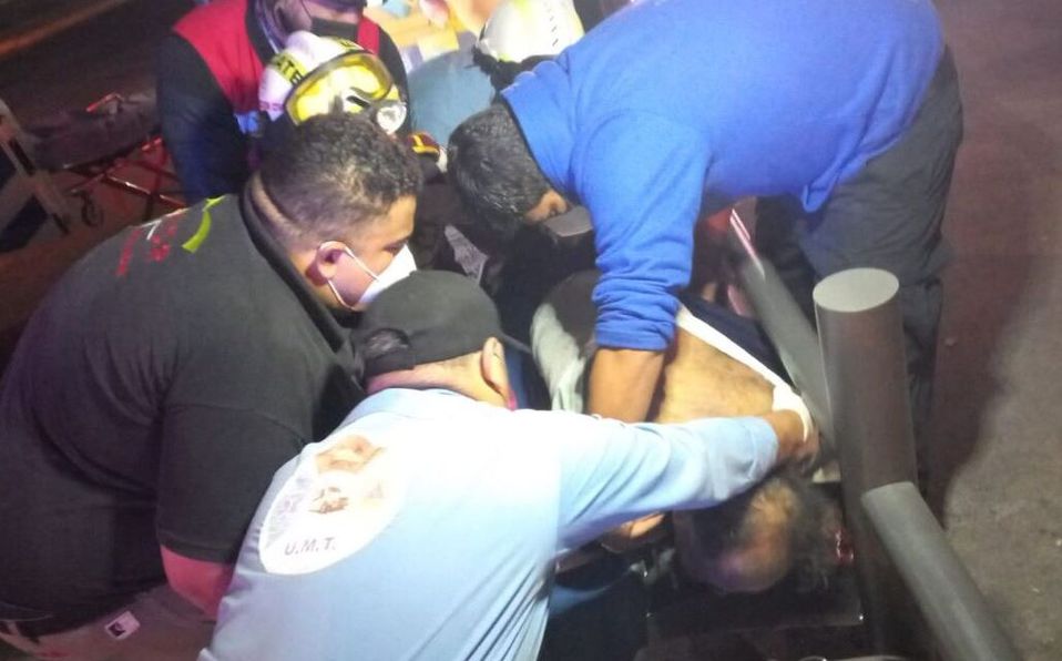 Hombre roba cuchillo de taquería y se hiere en el cuello en Monterrey. Foto: Israel Santacruz.