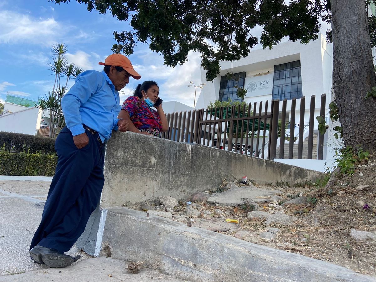 Nicolasa Huercas espera información sobre su hijo Richard Levi Ordoñez afuera de la FGR Chiapas. | Amílcar Salazar Méndez
