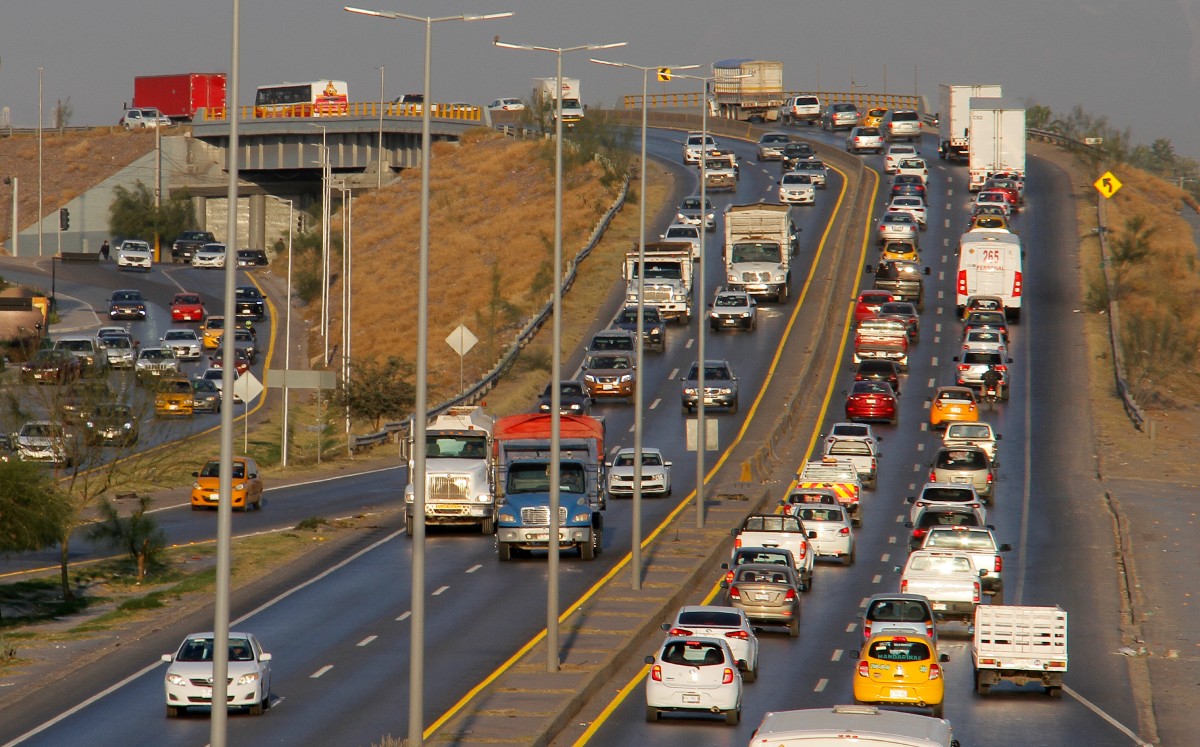 En Torreón, casi se triplicó la presencia de unidades automotrices en calles. (Mauricio Román)