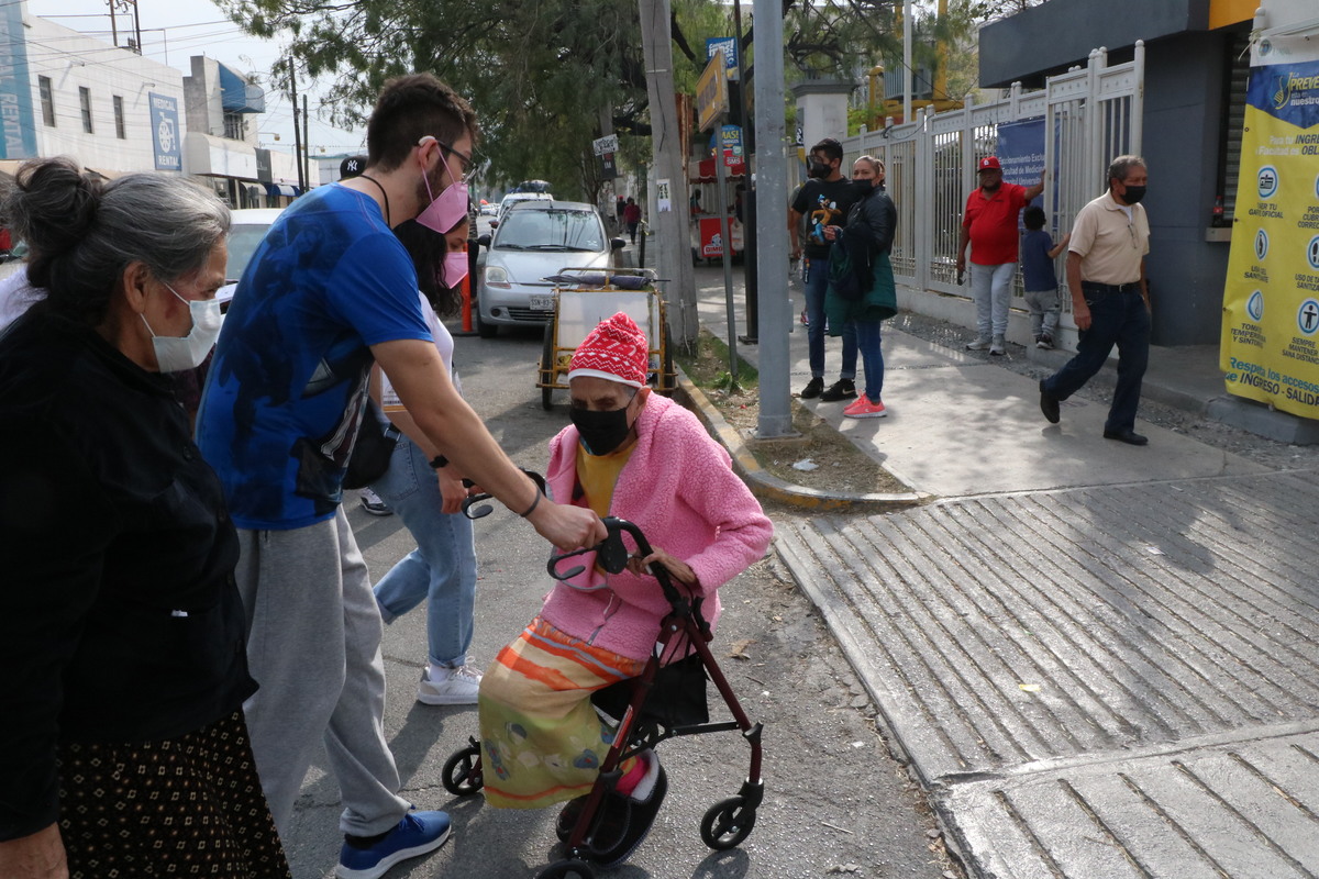 Algunos adultos mayores acudieron en silla de ruedas, andadores o bastones. Foto: Leonel Rocha.