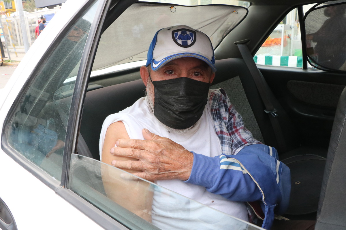 Adultos mayores vacunados con la tercera dosis.