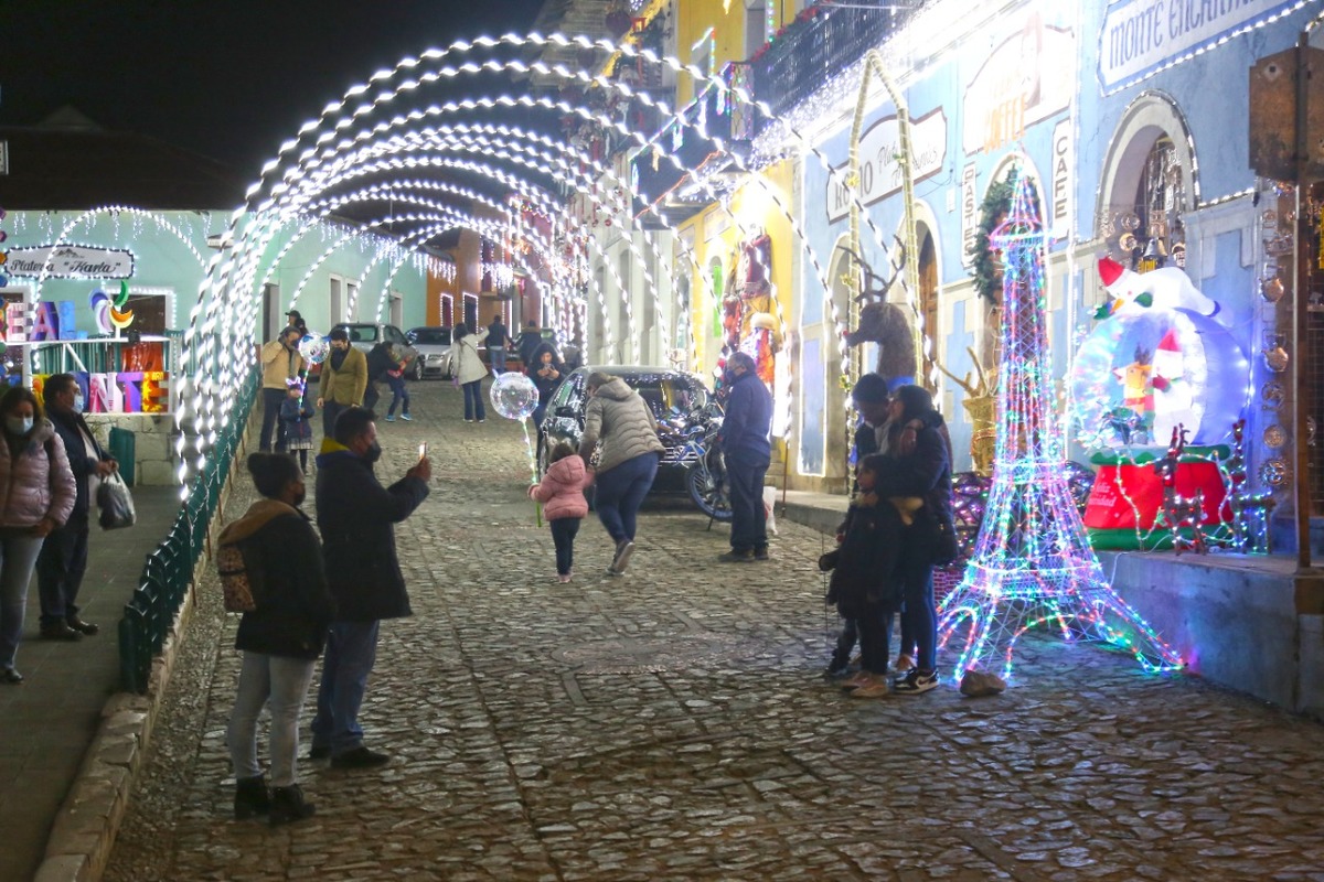 Nuevo atractivo turístico son las villas y bosque iluminados en los pueblos mágicos. (Jorge Sánchez)