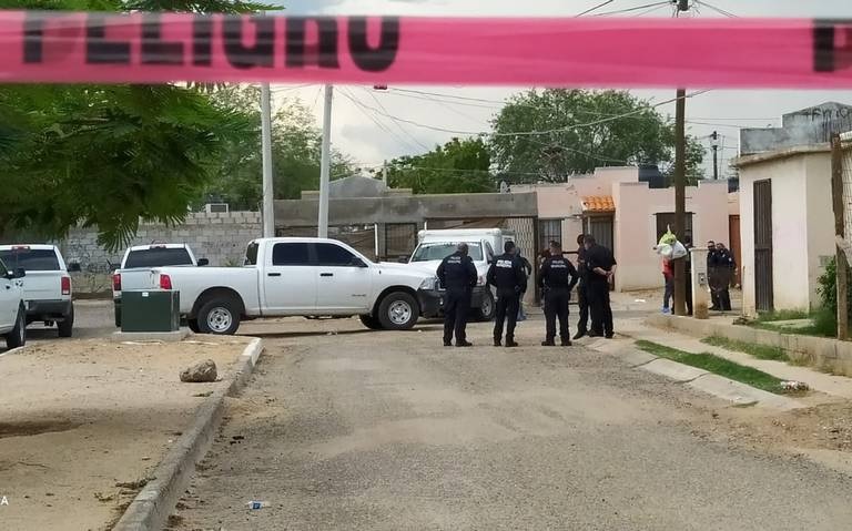 Las autoridades acudieron al lugar de los asesinatos para levantar los cuerpos. (Especial)