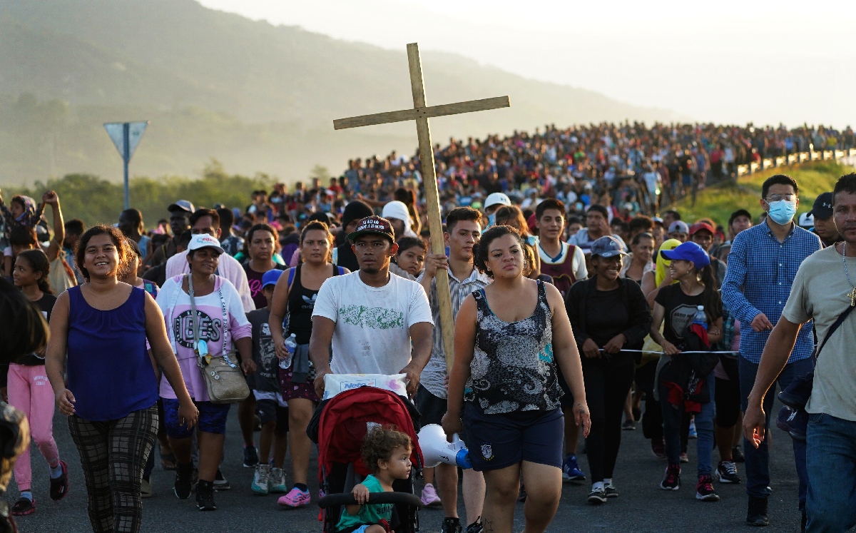 Cientos de migrantes cruzan el territorio nacional dirigiéndose hacia Estados Unidos. | AP