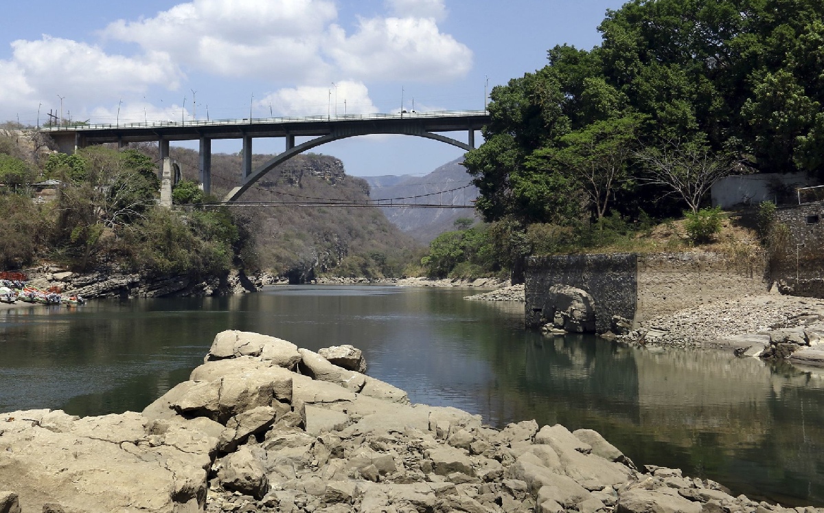 Mediante el dragado del río Grijalva se espera evitar su desbordamiento y que provoque inundaciones. | Cuartoscuro