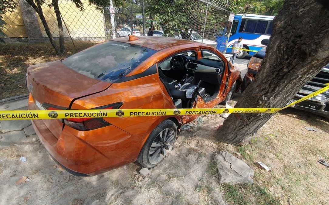 Zapopan. Tras accidente vial rescatan a mujer con quijadas de la vida
