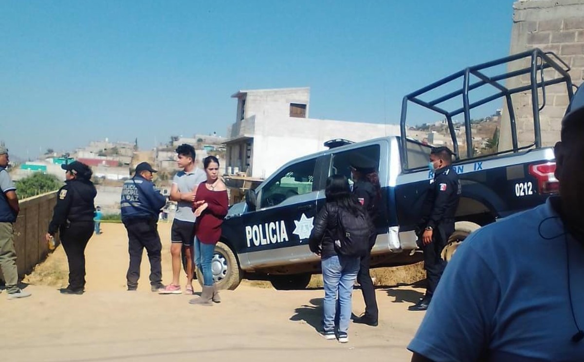 Melanie fue hallada dentro de un lote baldío.