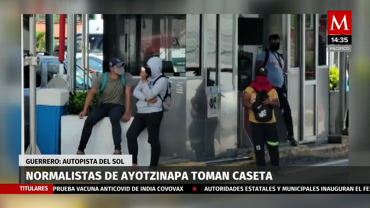Normalistas de Ayotzinapa toman la caseta de la Autopista del Sol
