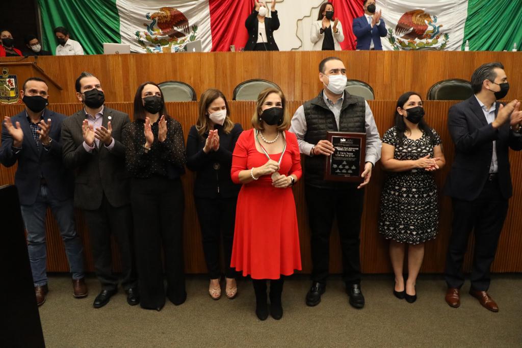 Fue la presidenta del Congreso local, Ivonne Álvarez, quien leyó una síntesis de la trayectoria de cada uno de los galardonados. Foto: Especial