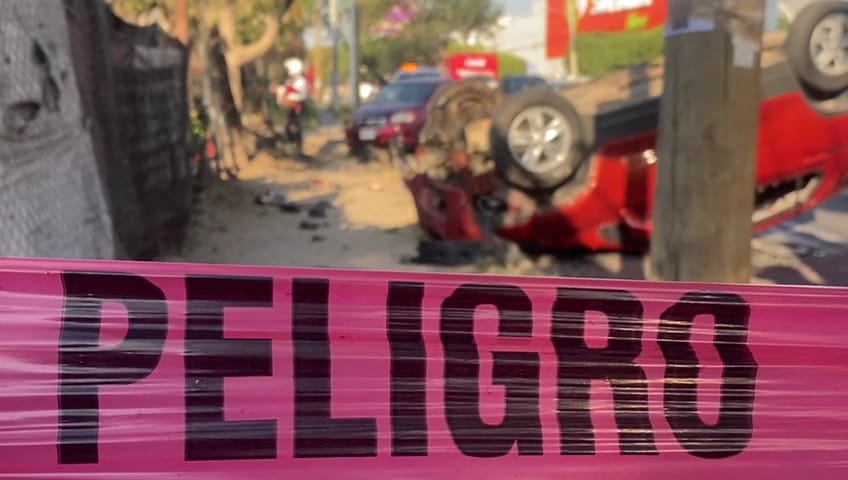 Vuelca vehículo tras accidente vial en Guadalajara (Juan Carlos Munguía)