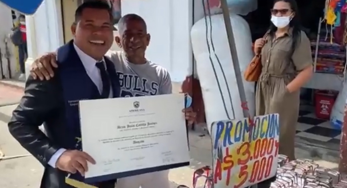 El joven le presumió su título a su padre. (Captura)