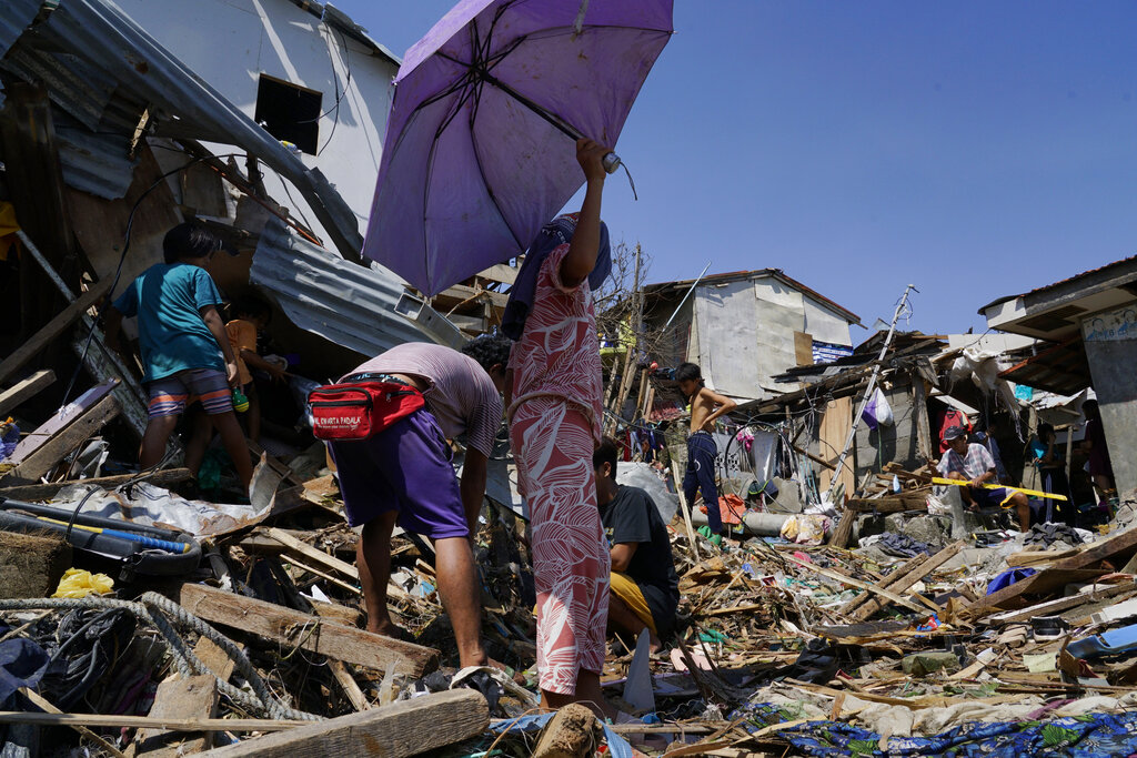 En Filipinas se intensifican los esfuerzos por llevar alimento y agua a las islas devastadas. (AP)