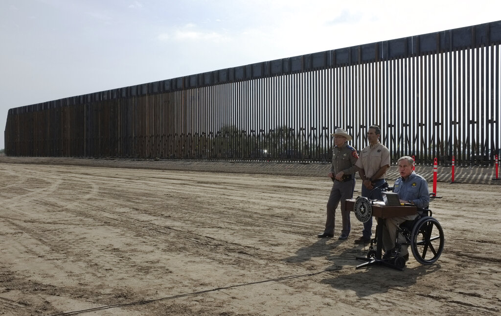 El gobernador de Texas, Greg Abbott, en la retoma de la construcción del muro fronterizo. (AP)