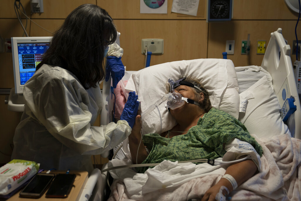 Los hospitales de Estados Unidos están volviendo a sentir la presión del aumento de contagios por covid-19. (AP)